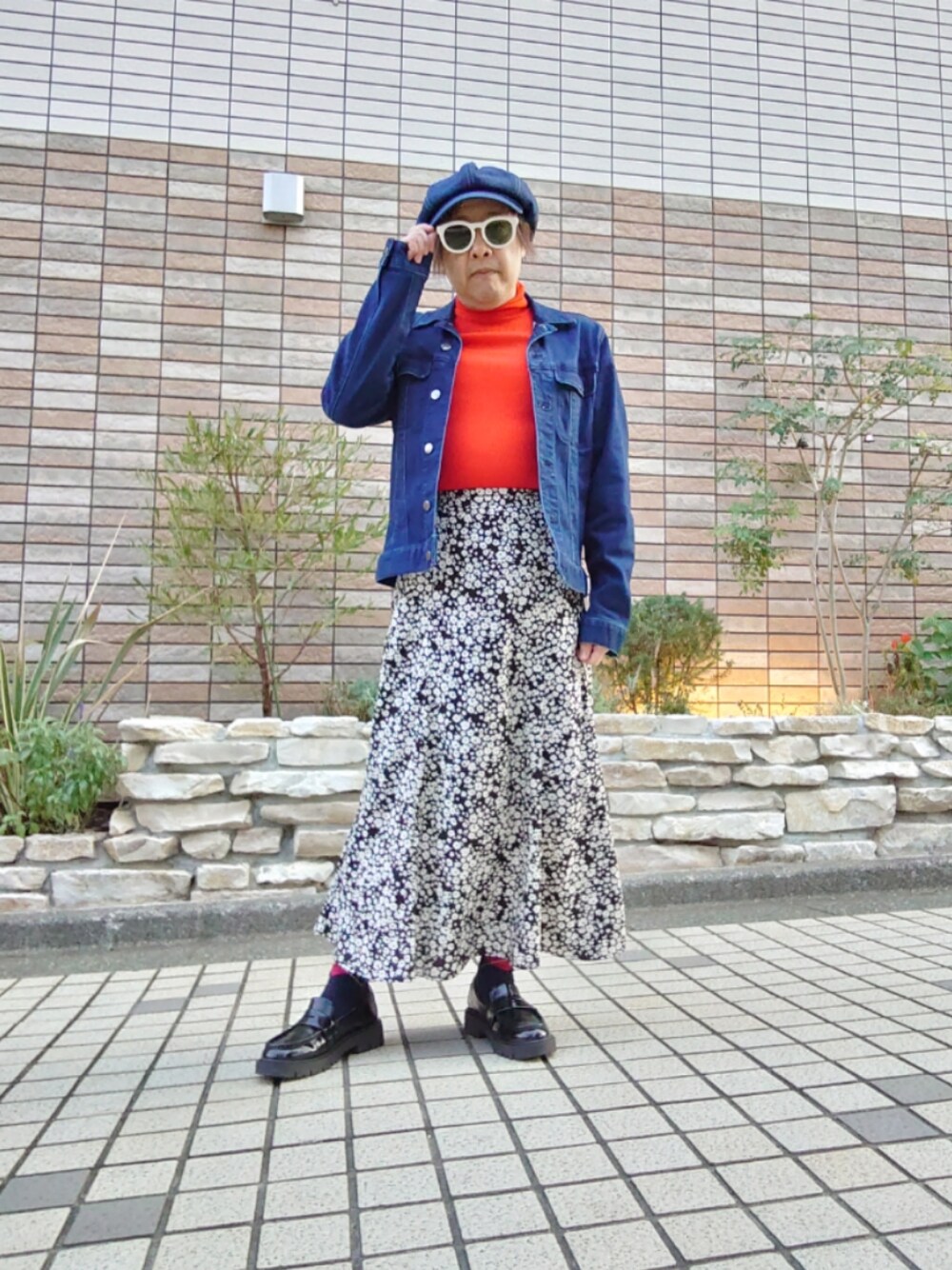 「カジュアル、秋コーデ、デニムジャケット、デニムキャスケット、タートルネックセーター、花柄スカート、デニム」｜「GLOBAL WORKのアイテム（スカート、ブラック系）」を使った、hiro_tさん（メンズ・160cm）の秋コーディネートの1枚目の写真
