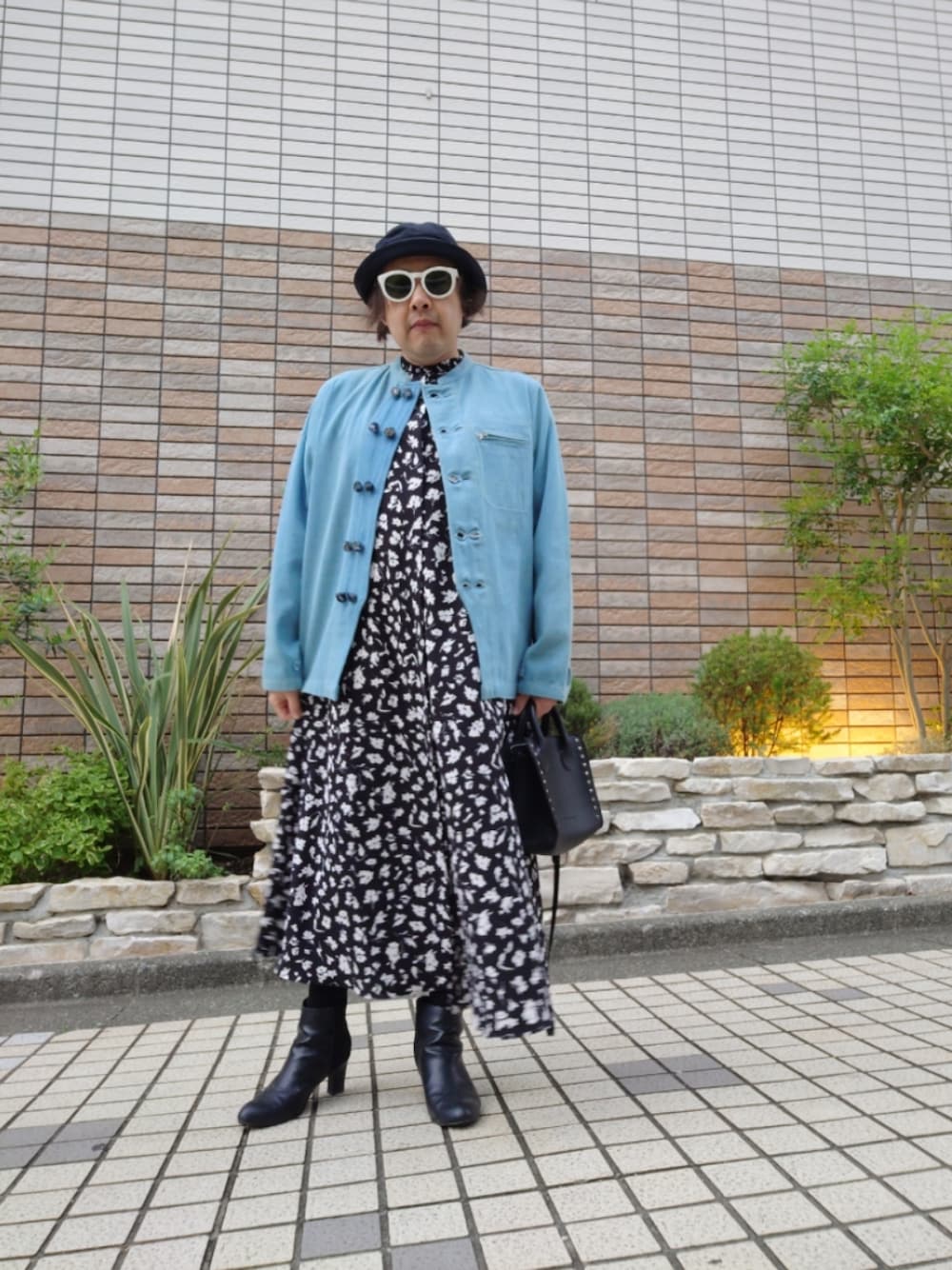 「秋コーデ、今日のコーデ、大人カジュアル、デニムジャケット、マオカラ―、花柄ワンピース、シャツワンピース、ショートブーツ、バケットハット」｜「LEHのアイテム（デニムジャケット、ブルー系）」を使った、hiro_tさん（メンズ・160cm）の秋コーディネートの1枚目の写真