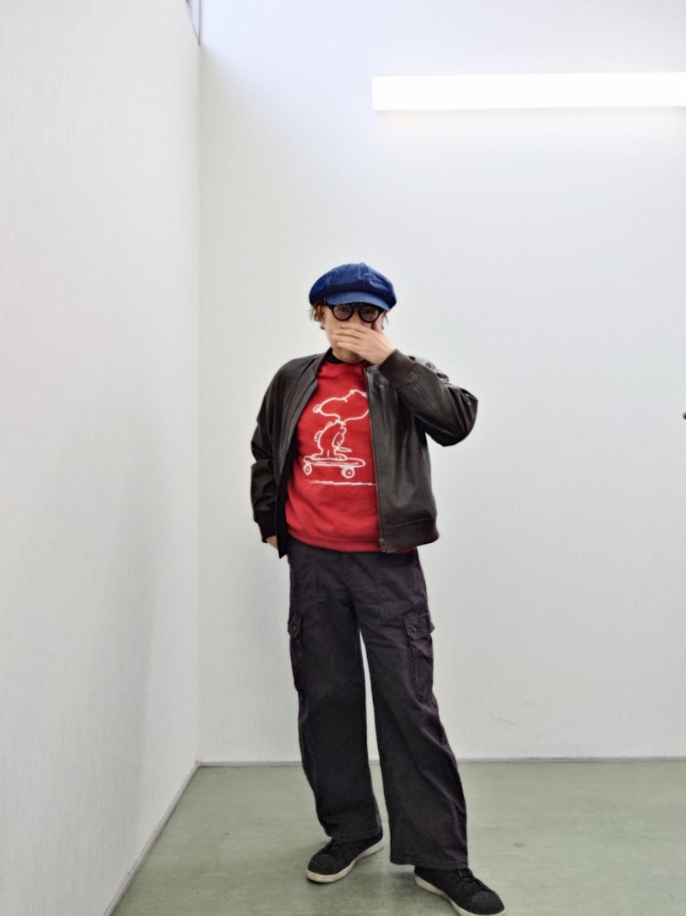 「今日のコーデ、プチプラ、GU、スヌーピー、フェイクレザージャケット、バレルレッグパンツ、スウェット、キャスケット」｜「GUのアイテム（カーゴパンツ、グレー系）」を使った、hiro_tさん（メンズ・160cm）の春コーディネートの1枚目の写真