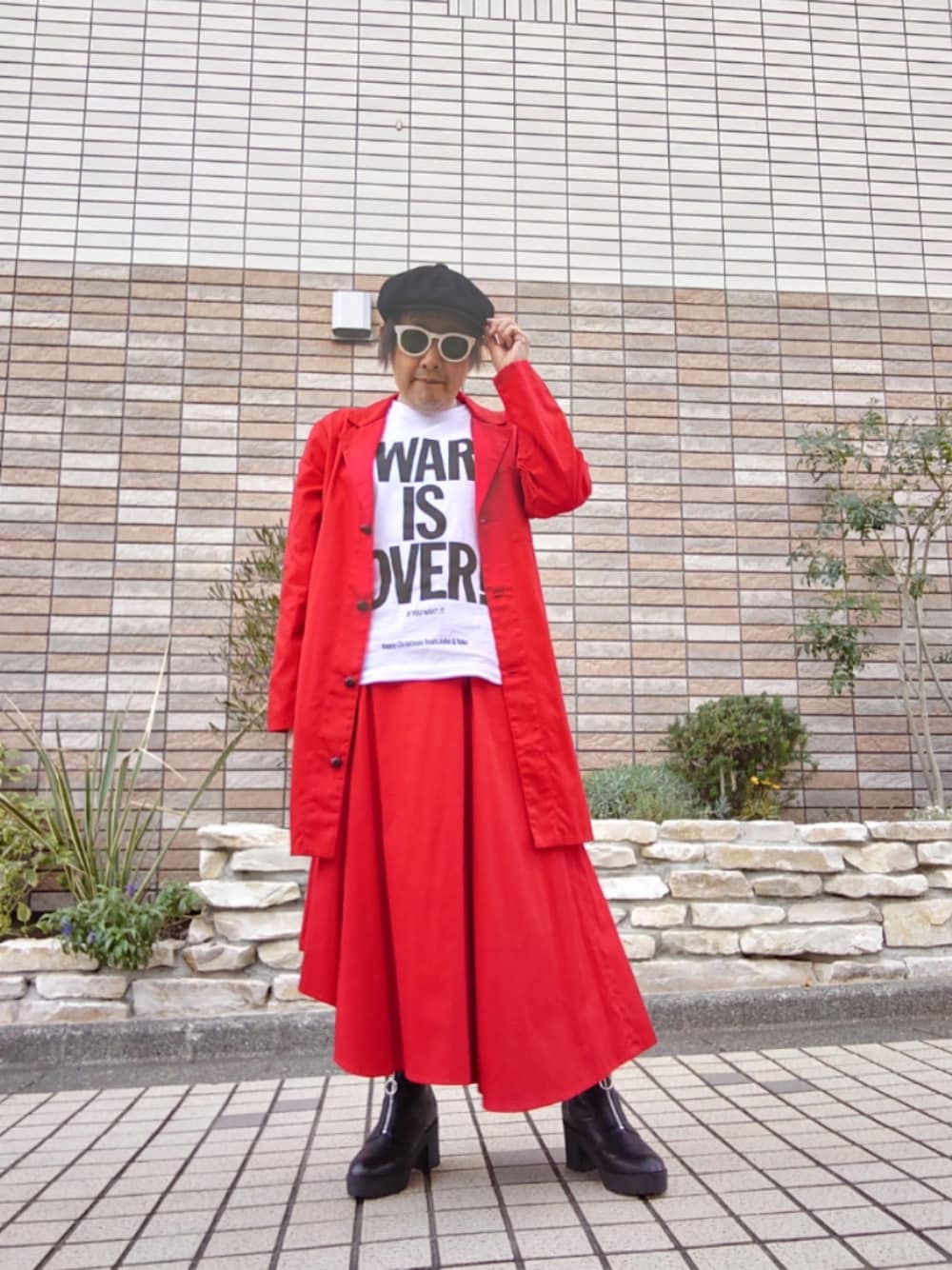 「秋服コーデ、セットアップ、ロングジャケット、アシメスカート、ハジマリスカート、メッセージTシャツ、キャスハンチング、フロントジップブーツ、ファッションを楽しもう」｜「Shigesato Yanaseのアイテム（チェスターコート、レッド系）」を使った、hiro_tさん（メンズ・160cm）の秋コーディネートの1枚目の写真