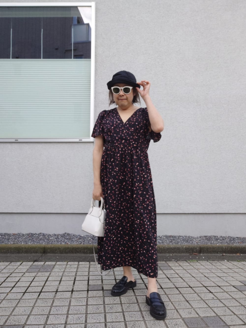 「プチプラ、シンプルスタイル、ワンピース、カシュクールワンピース、花柄ワンピース、バケットハット、ローファーサンダル」｜「GUのアイテム（ワンピース、ブラック系）」を使った、hiro_tさん（メンズ・160cm）の夏コーディネートの1枚目の写真
