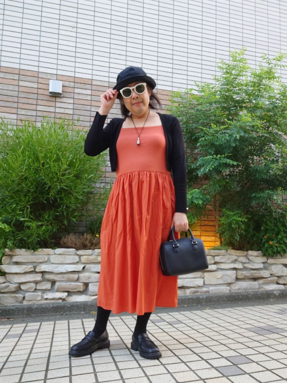 「大人カジュアル、カーディガン、ワンピース、切り替えワンピース、ブラトップワンピース、バケットハット、ローファー、ミニボストンバッグ」｜「UNIQLOのアイテム（ワンピース、オレンジ系）」を使った、hiro_tさん（メンズ・160cm）の秋コーディネートの1枚目の写真