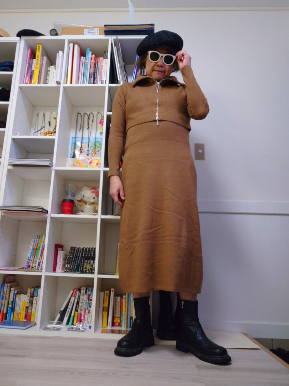 「最近のいい感じコーデ、シンプルスタイル、アンサンブルニット、ニットワンピース、ダブルジップニット、キャスケット、ショートブーツ、タンクソールブーツ」｜「earth music&ecologyのアイテム（ワンピース、ブラウン系）」を使った、hiro_tさん（メンズ・160cm）の秋コーディネートの1枚目の写真