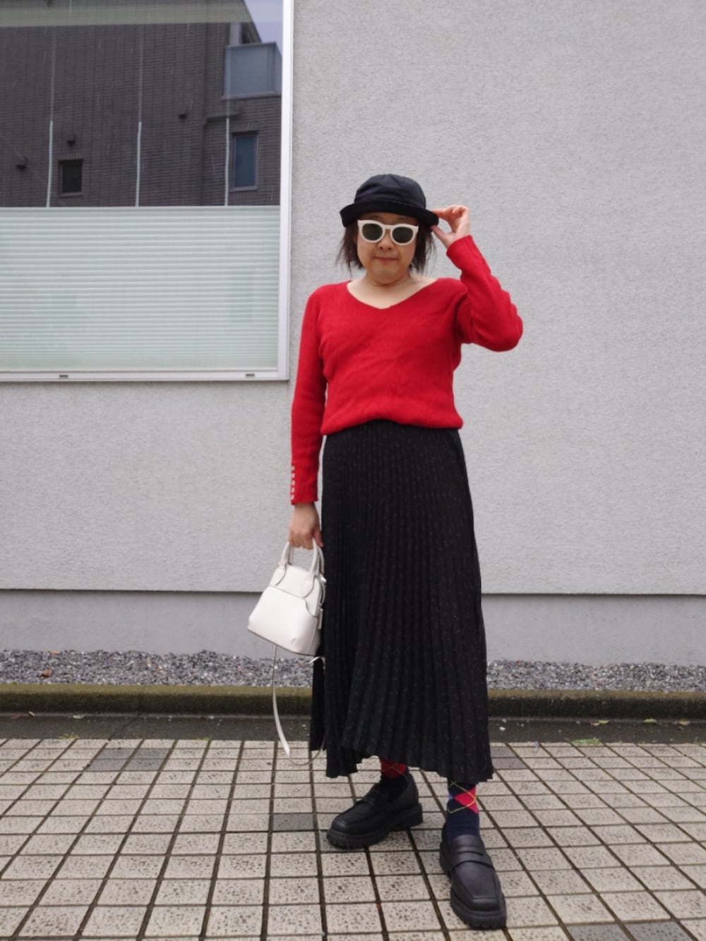 「大人カジュアル、プリーツスカート、ドット柄、Vネック、袖ボタンニット、バケットハット、厚底ローファー、赤黒コーデ」｜「UNIQLOのアイテム（スカート、ブラック系）」を使った、hiro_tさん（メンズ・160cm）の夏コーディネートの1枚目の写真