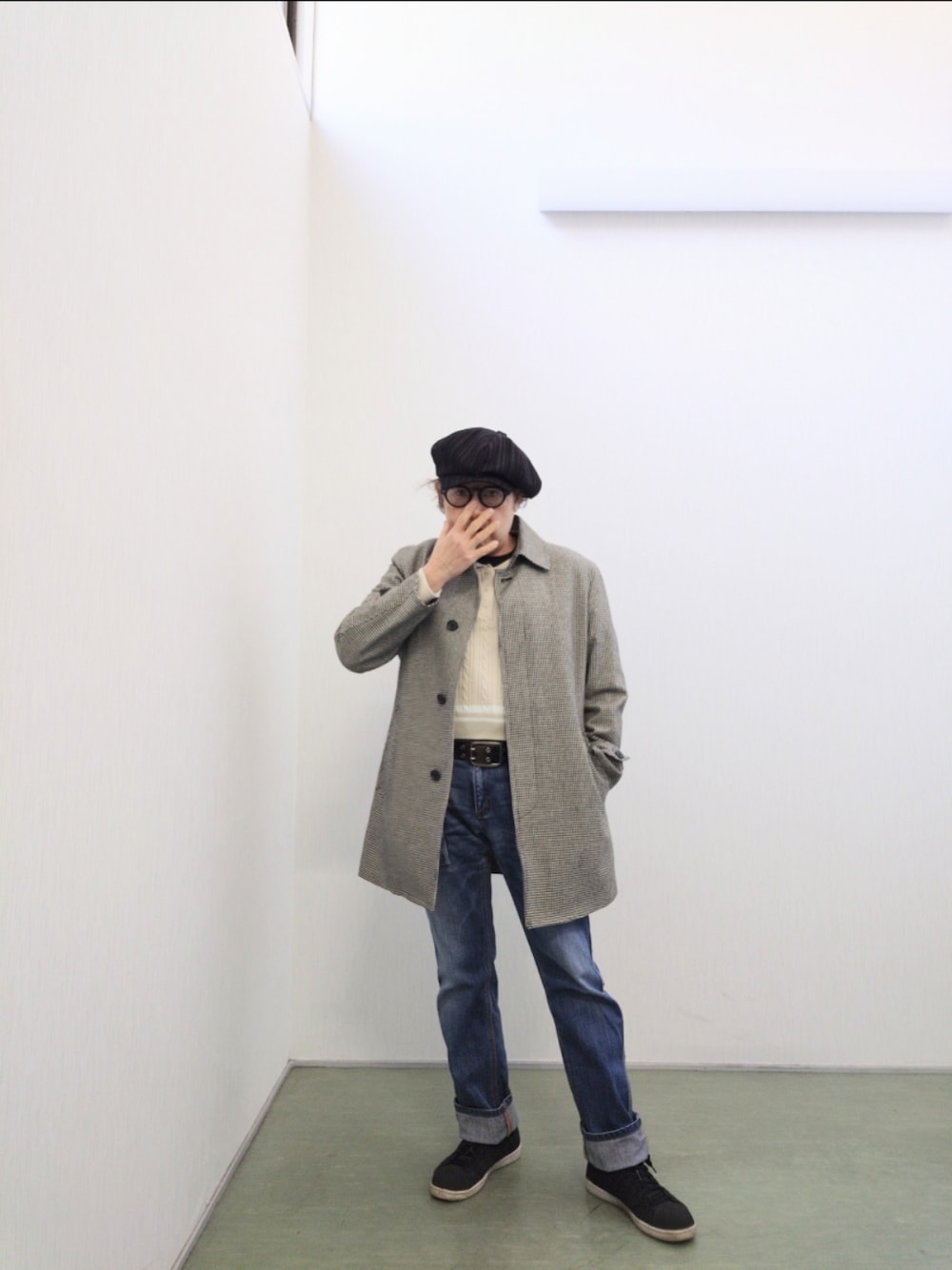 「今日のコーデ、プチプラ、古着MIX、デニムパンツ、キャスケット、スニーカー、ケーブルニット、ニットポロ、ポロセーター」｜「no brandのアイテム（ステンカラーコート、グレー系）」を使った、hiro_tさん（メンズ・160cm）の春コーディネートの1枚目の写真