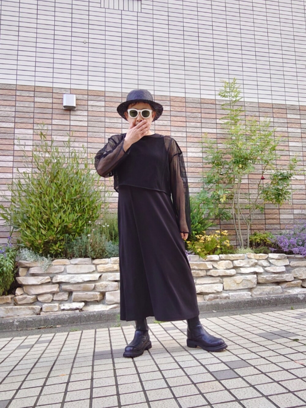 「このスタイルがお気に入り、初夏コーデ、オトナカジュアル、メッシュトップス、ノースリーブワンピース、バリスタハット、ストレッチブーツ、タンクソールブーツ、ストローハット」｜「GUのアイテム（ワンピース、ブラック系）」を使った、hiro_tさん（メンズ・160cm）の夏コーディネートの1枚目の写真