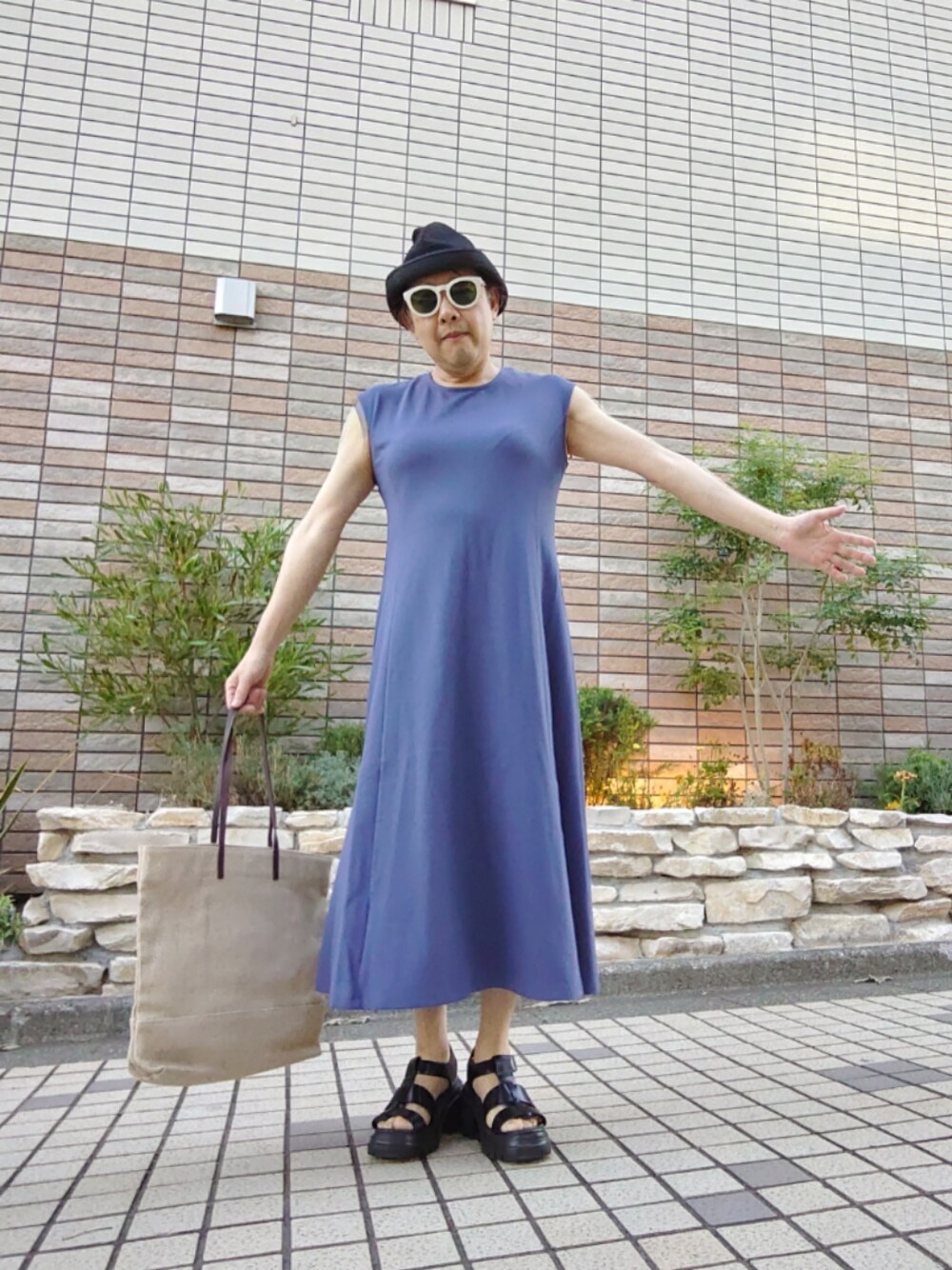 「プチプラコーデ、夏コーデ、フレンチスリーブワンピ、ストローハット、グルカサンダル、トートバッグ、カジュアルコーデ」｜「ABC-MARTのABC SELECT エービーシーセレクト PL GURKHA SND 8 プラットグルカサンダル 8 W2024 BLACK（サンダル、ブラック系）」を使った、hiro_tさん（メンズ・160cm）の夏コーディネートの1枚目の写真