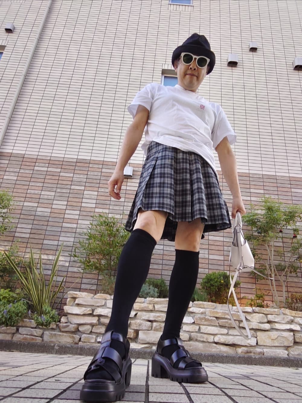 「みんなの白Tフェス、休日スタイル、夏コーデ、カジュアル、スヌーピーT、チェックスカート、ミニスカート、グルカサンダル、ニーハイソックス」｜「mature haのアイテム（ハット、ブラック系）」を使った、hiro_tさん（メンズ・160cm）の夏コーディネートの1枚目の写真