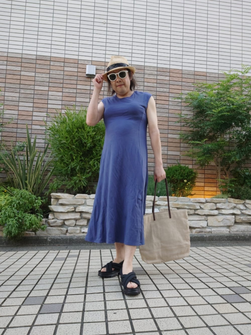 「GU、ワンピース、フレンチスリーブワンピ、フレンチスリーブ、中折れハット、サンダル、カジュアルコーデ、夏コーデ」｜「GUのアイテム（ワンピース、ブルー系）」を使った、hiro_tさん（メンズ・160cm）の夏コーディネートの1枚目の写真