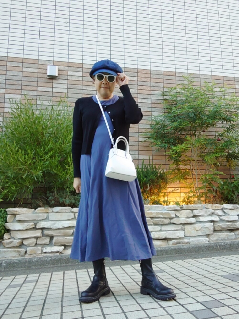 「秋服まるっと大公開、カジュアルコーデ、秋服コーデ、フレンチスリーブワンピ、クルーネックカーディガン、タンクソールブーツ、デニムキャスケット」｜「GUのアイテム（ボストンバッグ、ホワイト系）」を使った、hiro_tさん（メンズ・160cm）の秋コーディネートの1枚目の写真