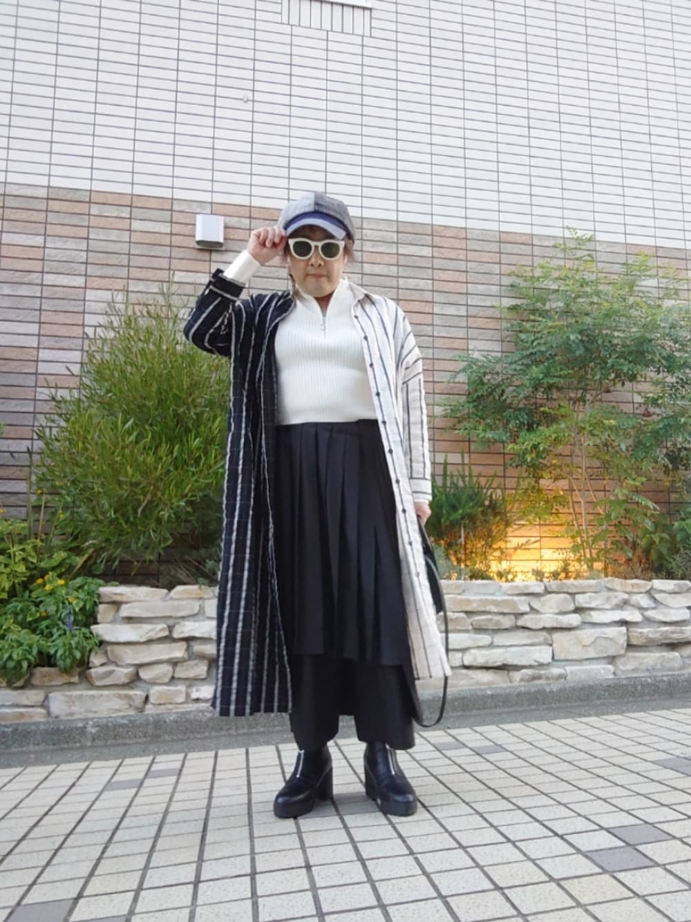 「秋服、シャツワンピース、ハーフジップニット、プリーツパンツ、パッチワークキャスケット、ショートブーツ、フロントジップブーツ、モノトーンコーデ」｜「osharewalkerの『kOhAKUアシメプリーツワイドパンツ』（その他パンツ、ブラック系）」を使った、hiro_tさん（メンズ・160cm）の秋コーディネートの1枚目の写真
