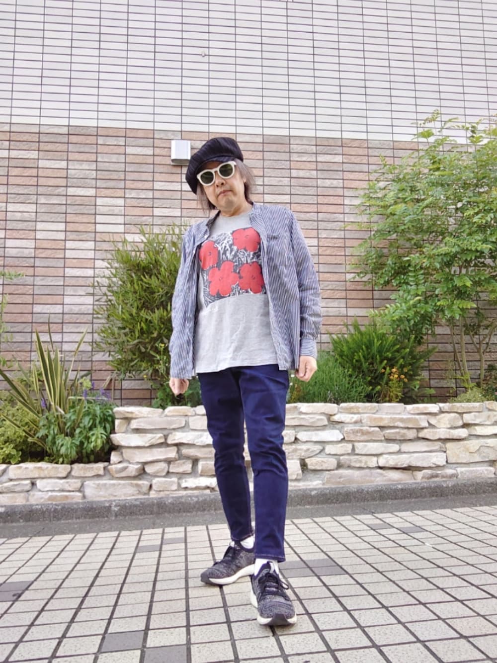 「メンズファッション、プチプラ、カジュアル、スタンドカラーシャツ、アンディーウォーホル、スキニーパンツ、デニムパンツ、ニットスニーカー」｜「GUのアイテム（デニムパンツ、ブルー系）」を使った、hiro_tさん（メンズ・160cm）の春コーディネートの1枚目の写真