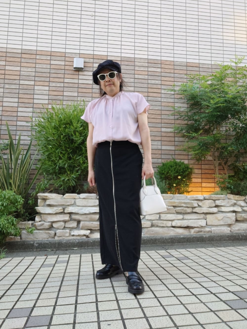 「スタンドカラーシャツ、フロントジップスカート、ローファーサンダル、キャスケット」｜「GUのアイテム（シャツ/ブラウス、ピンク系）」を使った、hiro_tさん（メンズ・160cm）の夏コーディネートの1枚目の写真