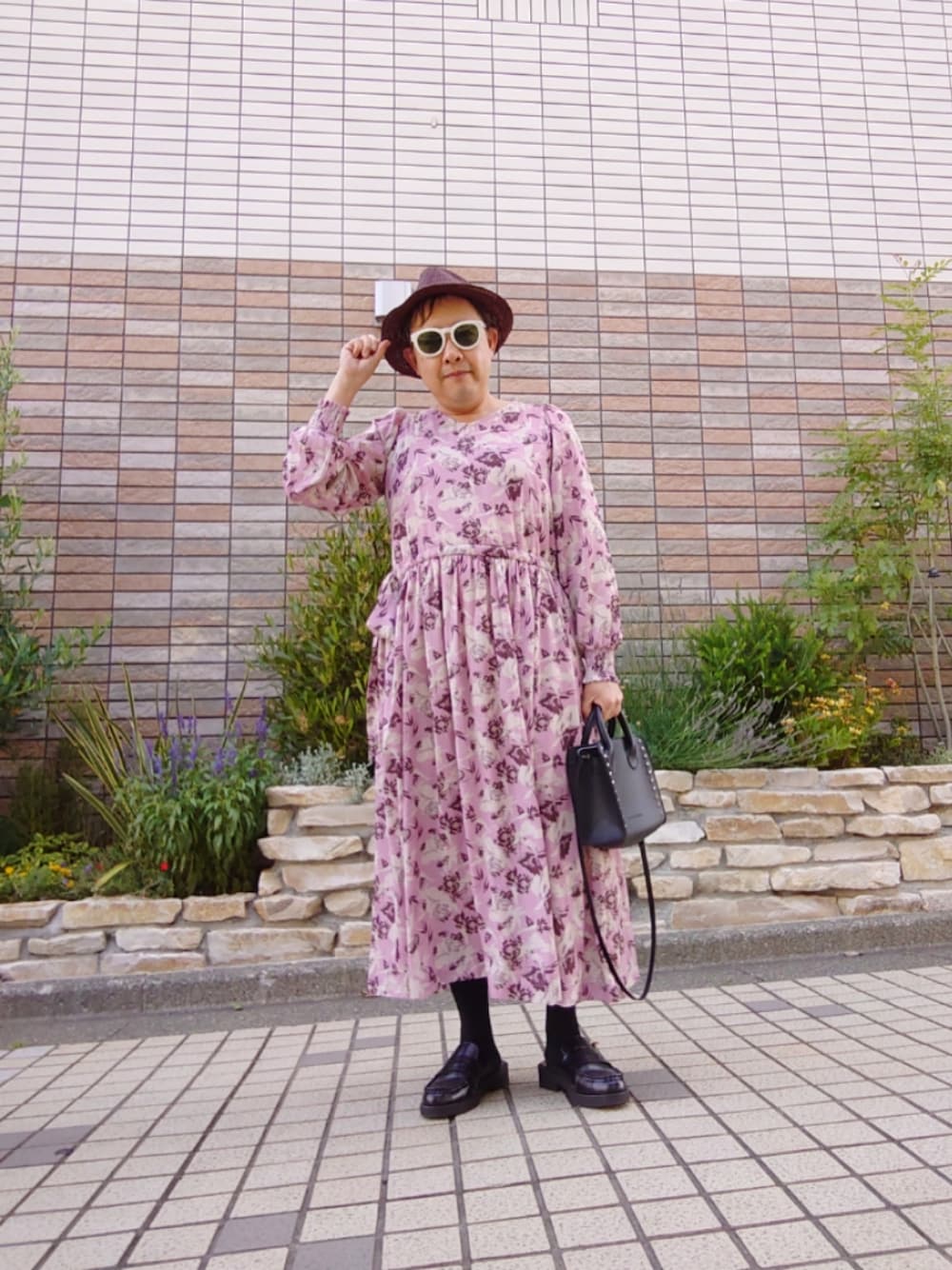 「休日スタイル、初夏コーデ、シンプルコーデ、ワンピース、花柄ワンピース、ラフィアハット、ローファーサンダル」｜「osharewalkerの『花柄Vネックギャザーワンピース』（ワンピース、ピンク系）」を使った、hiro_tさん（メンズ・160cm）の春コーディネートの1枚目の写真