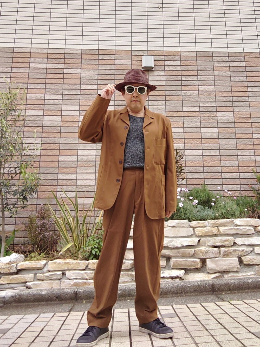 「大人カジュアル、今日のコーデ、いまどきジャケット写真、オーバーサイズ、UNIQLO U、ラフィアハット、スニーカー、セットアップ」｜「UNIQLOのメランジラウンドネックセーター（長袖）セットアップ可能（ニット/セーター、ブラック系）」を使った、hiro_tさん（メンズ・160cm）の春コーディネートの1枚目の写真