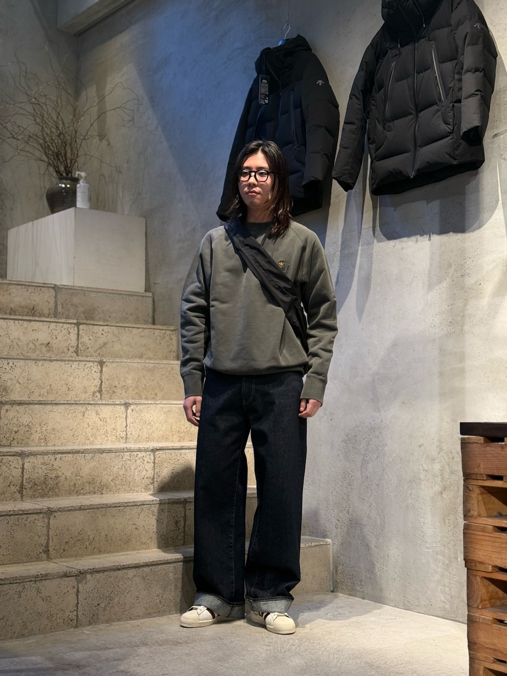 ブラック系のトートバッグ、ブラック系のTシャツ/カットソーを着用したメンズの秋コーディネートの1枚目の写真