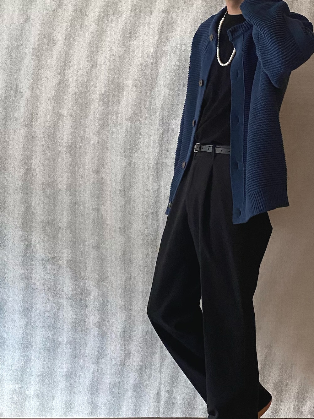 「オーバーサイズ、今日のコーデ、休日スタイル、おしゃれさんと繋がりたい、ビッグシルエット、カジュアルコーデ、カーディガン、リドム、LIDnM、スラックス、ブラックコーデ、PUBLIC TOKYO、パールネックレス、タックインコーデ、タックインスタイル」｜「UNITED TOKYOの【WEB限定】サイドゴムワイドスラックス（スラックス、ブラック系）」を使った、cocoさん（メンズ・171cm）の秋コーディネートの1枚目の写真