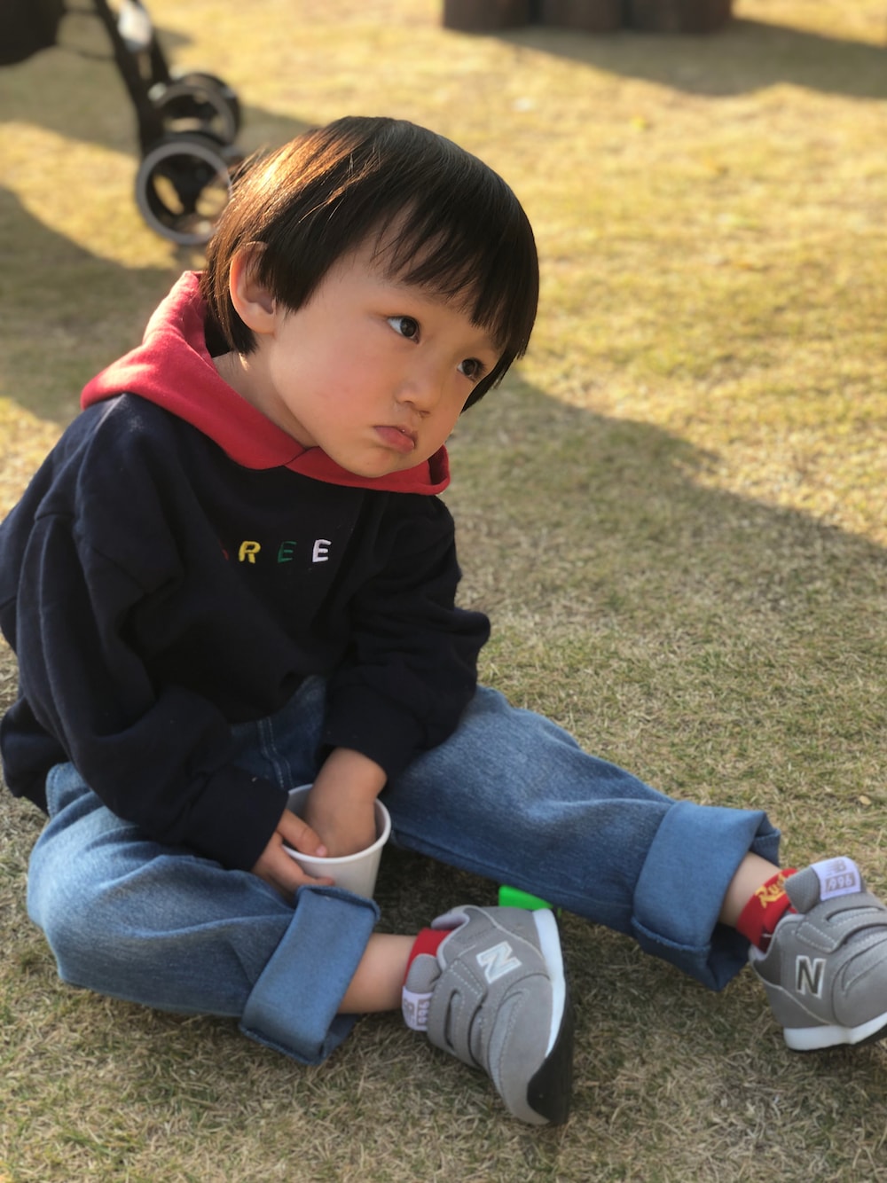 「OFFICIAL TEAMのアイテム（デニムパンツ、ブルー系）」を使った、Tomoyo  Ogawaさん（キッズ・90cm）の秋コーディネートの1枚目の写真