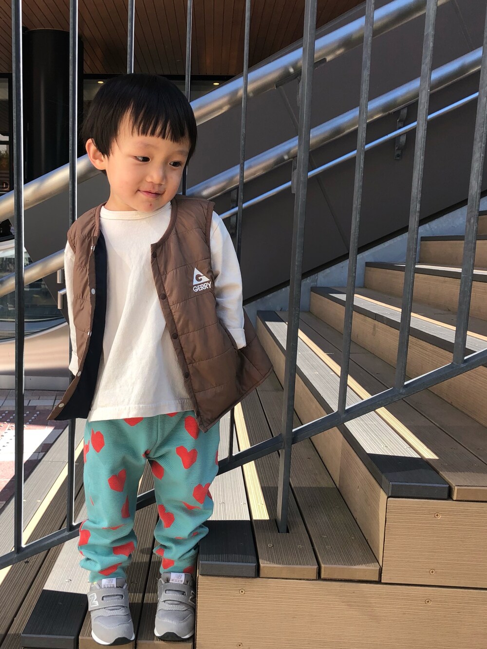 「MARKEY'Sのアイテム（その他パンツ、ブルー系）」を使った、Tomoyo  Ogawaさん（キッズ・90cm）の秋コーディネートの1枚目の写真