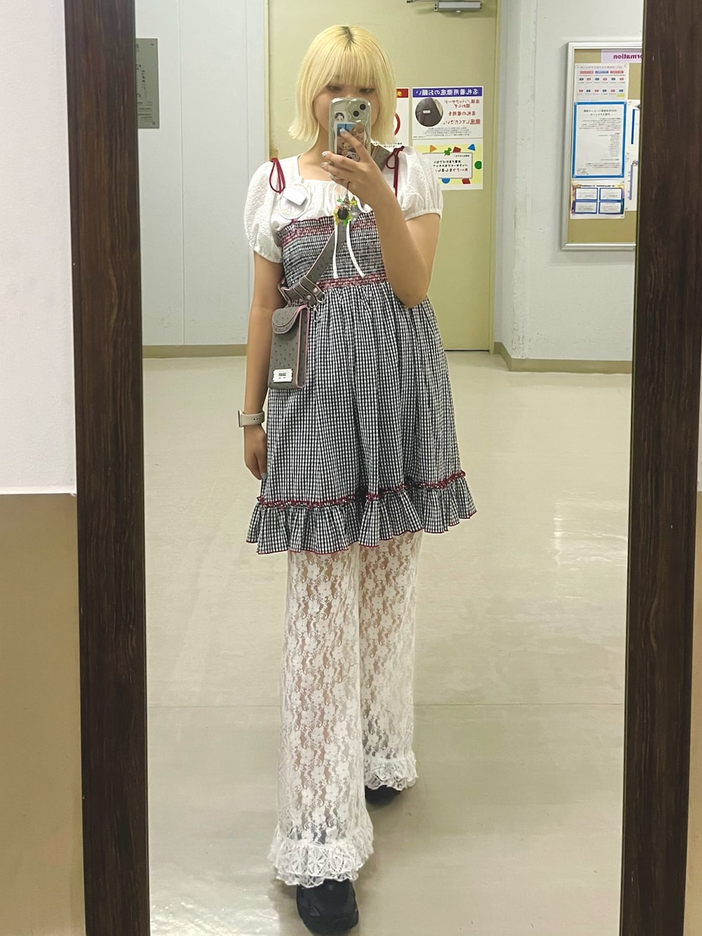 ホワイト系のシャツ/ブラウス、ブラック系のチュニック、ホワイト系のその他パンツを着用したレディースの夏コーディネートの1枚目の写真