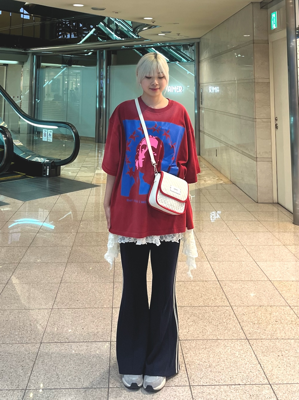 「Tシャツ、ロゴT、個性派、レッド、カラーコーデ、レイヤード、フレアパンツ、ジャージーパンツ、夏コーデ、初夏コーデ」｜「RePRODUCTION LABELの【RePRODUCTION LABEL / リプロダクションレーベル】アソートヴィンテージフェードTEE（Tシャツ/カットソー、レッド系）」を使った、ささかまさん（レディース・165cm）の春コーディネートの1枚目の写真