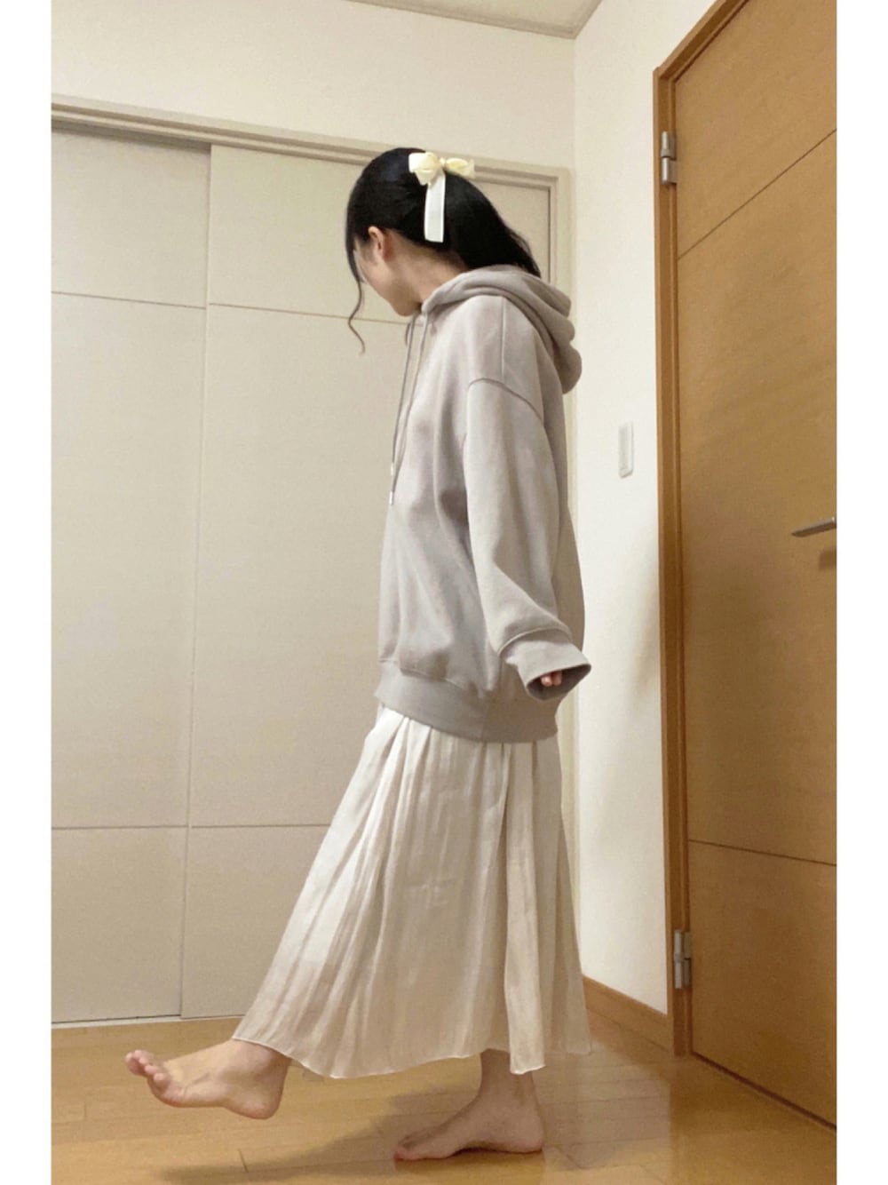 「くすみカラー、GU、GUパーカー、グレーパーカー、白スカート、アースミュージック＆エコロジー、スリーコインズ、3coins、デートコーデ、さんぽコーデ、おうちでーと、今日のコーデ、ゆるコーデ、パーカー、春コーデ」｜「earth music&ecologyのシャイニーサテンスカート free（スカート、ホワイト系）」を使った、ぽ っ く る 。さん（レディース・157cm）の夏コーディネートの1枚目の写真