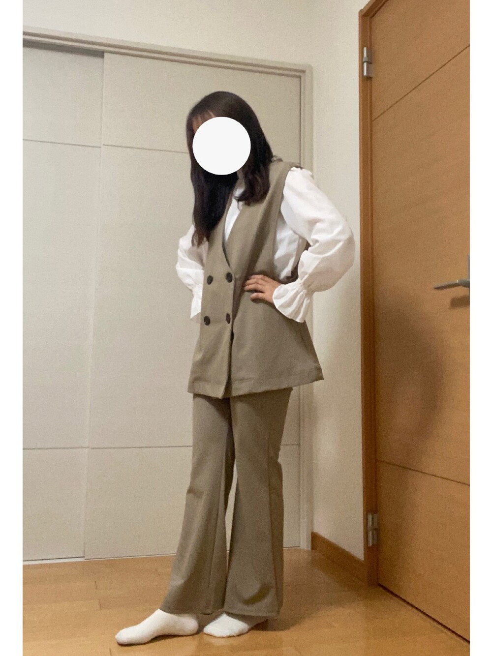 「春コーデ、ベージュパンツ、セットアップ、ベージュセットアップ、ベージュベスト、しまむらコーデ、しまむら、大学生、通学コーデ、淡色コーデ、ベージュコーデ、今日のコーデ、デート服、デートコーデ、カフェ巡り」｜「しまむらのアイテム（セットアップ、ベージュ系）」を使った、ぽ っ く る 。さん（レディース・158cm）の春コーディネートの1枚目の写真