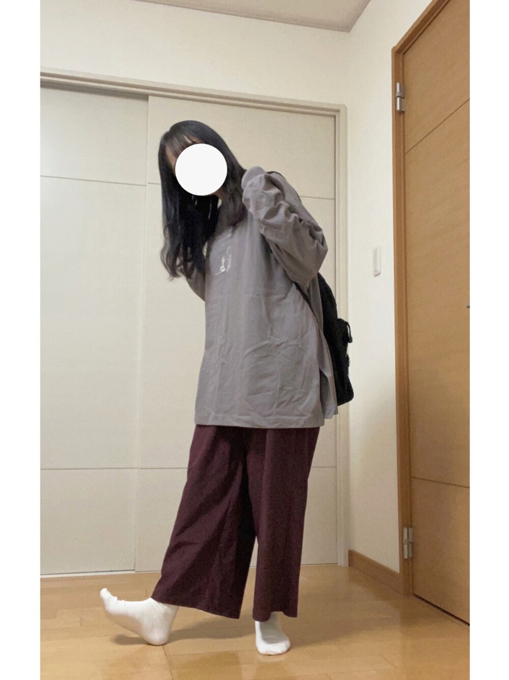 「秋コーデ、秋色、カジュアルコーデ、ビッグシルエット、大学生、大学生コーデ、黒リュック、リュック、ロンT、ブラウンパンツ、グレーロンT、グレートップス、ミルクフェド(MILKFED.)、オリーブ デ オリーブ(OLIVE des OLIVE)、ナイスクラップ」｜「OLIVE des OLIVEの線画刺繍BIGロンT（Tシャツ/カットソー、ブラウン系）」を使った、ぽ っ く る 。さん（レディース・157cm）の秋コーディネートの1枚目の写真