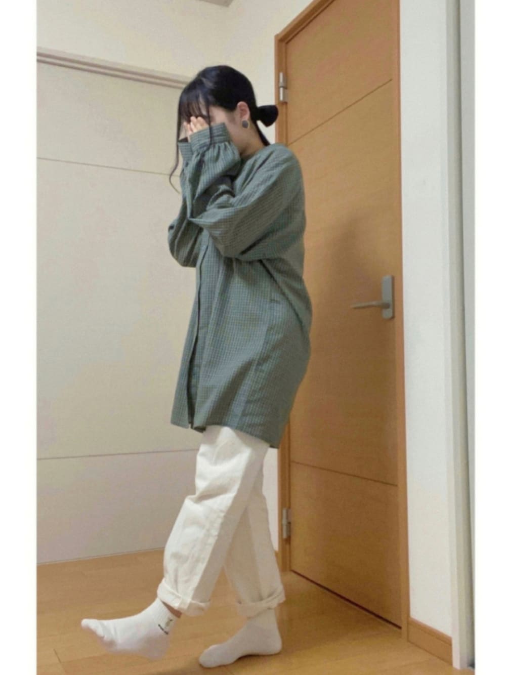 ブルー系のパンツ、グリーン系のジャケット/アウター、ホワイト系のソックス/靴下を着用したレディースの夏コーディネートの1枚目の写真