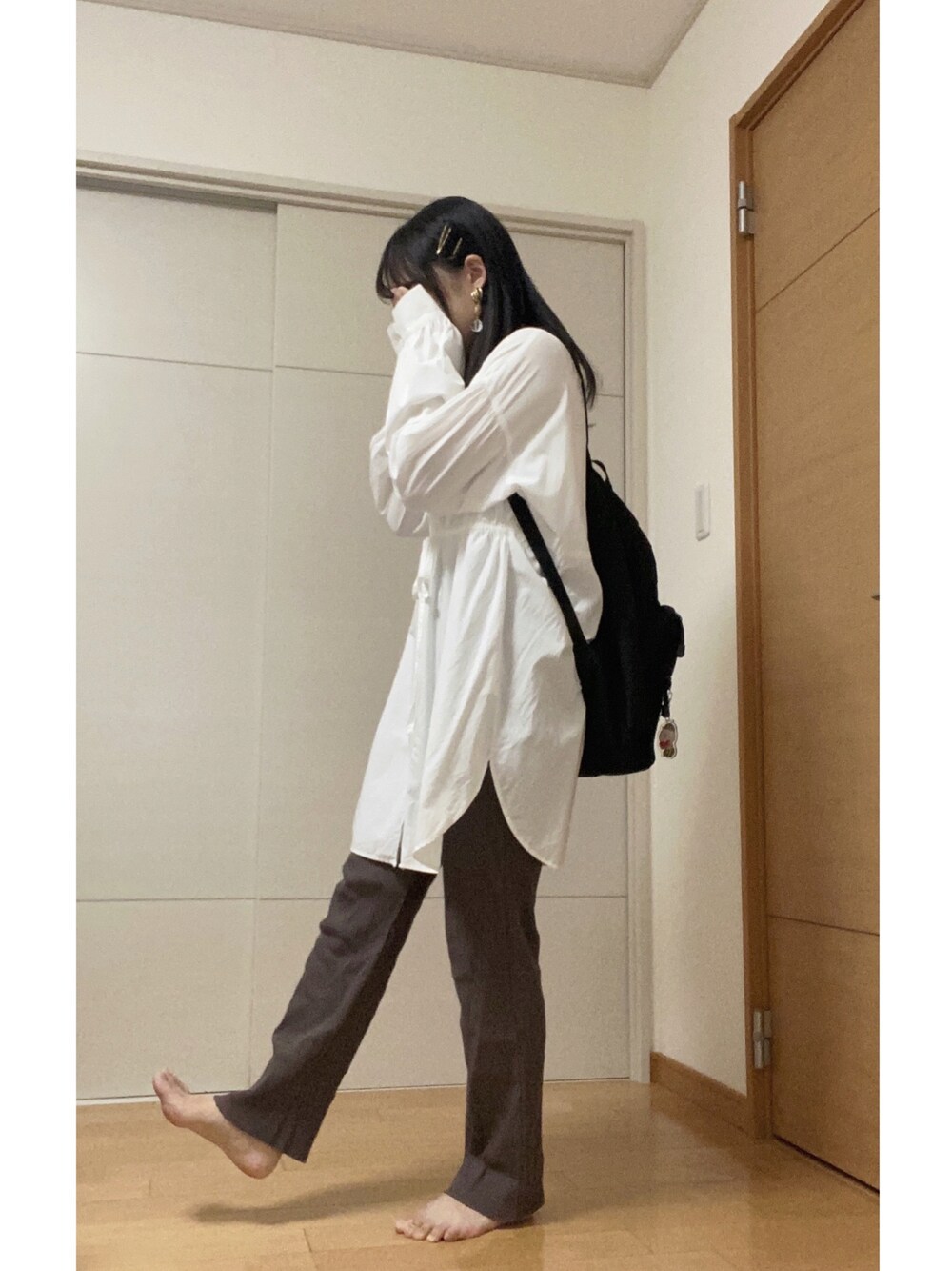 「シンプルコーデ、今日のコーデ、秋カラー、オレンジ、秋服準備はじめました、秋先取りコーデ、黒リュック、白ブラウス、ブラウンパンツ、LOWRYSFARM、ミルクフェド(MILKFED.)、Lattice、大学生、大学生コーデ、大学」｜「LOWRYS FARMのｓｅｌｆｃｕｔリブパンツ　891314（その他パンツ、ブラウン系）」を使った、ぽ っ く る 。さん（レディース・157cm）の夏コーディネートの1枚目の写真