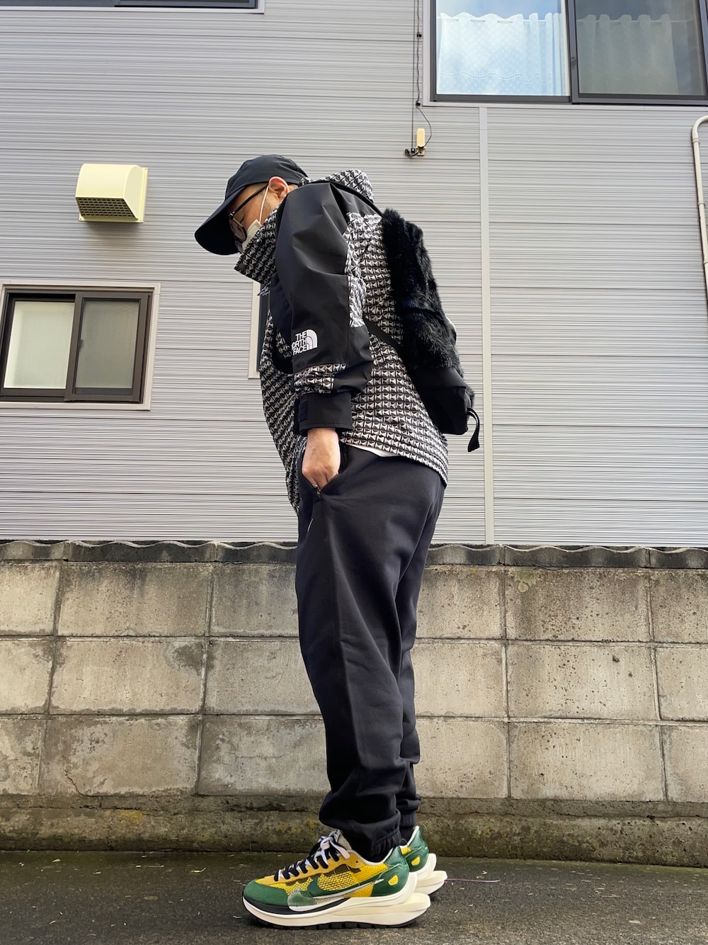 「秋冬コーデ、お洒落さんとつながりたい、ストリートコーデ、オーバーサイズ、いいね、save、フォローお願いします🤑、低身長、NIKE、Supreme x The North Face、THE NORTH FACE」｜「NIKE labのアイテム（スウェットパンツ、ブラック系）」を使った、虎@たろうさん（メンズ・161cm）の秋コーディネートの1枚目の写真