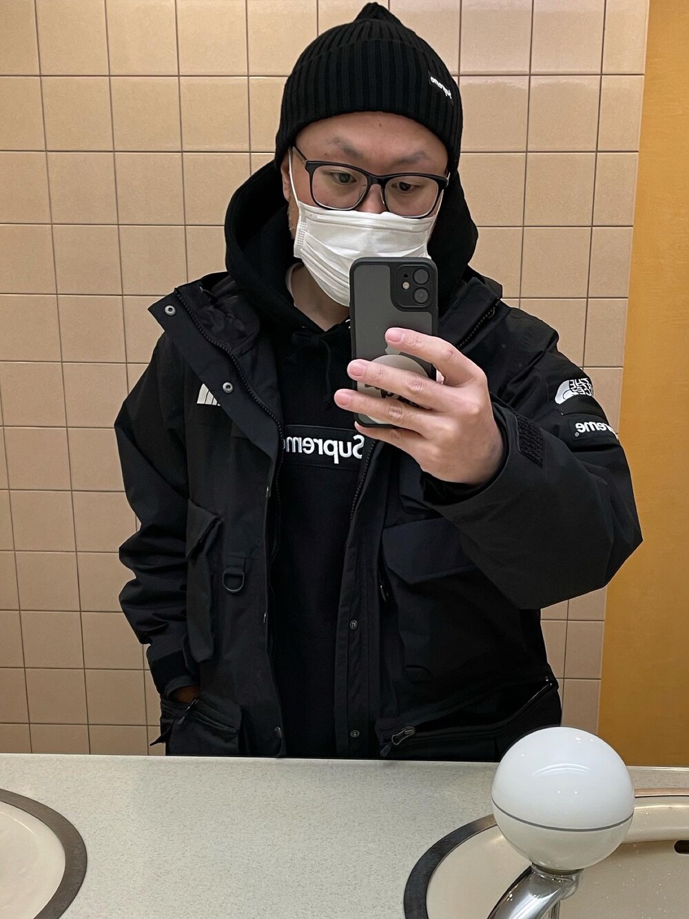 「黒、私の推しブランド、低身長、スニーカー、Supreme x The North Face、supreme、nike dunk、dunklow、ビックシルエット」｜「Supreme のアイテム（マウンテンパーカー、ブラック系）」を使った、虎@たろうさん（メンズ・161cm）の冬コーディネートの1枚目の写真