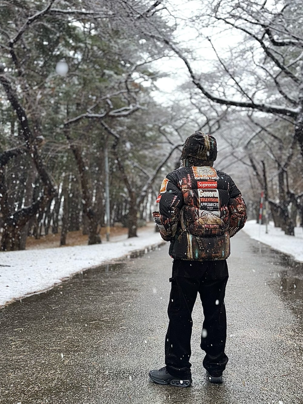 「ダウンジャケット、休日スタイル、お洒落さんとつながりたい、アウター、冬、コーデュロイパンツ、supreme、Supreme x The North Face、NIKE」｜「Supreme のアイテム（ダウンジャケット/コート、その他）」を使った、虎@たろうさん（メンズ・161cm）の冬コーディネートの1枚目の写真