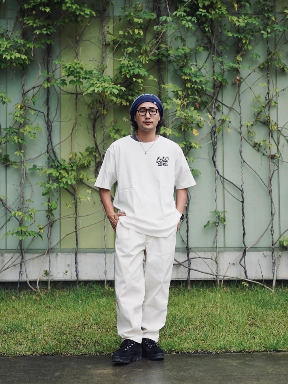 「ラフ、シンプルコーデ、オーバーサイズ、ワイドパンツ、ホワイト、スニーカー、ニット帽、ootd、outfit、SCHOTT」｜「schottのFLOWER RHOMBUS T-SHIRT/フラワーランバス Ｔシャツ（Tシャツ/カットソー、ホワイト系）」を使った、まさきよさん（メンズ・176cm）の夏コーディネートの1枚目の写真