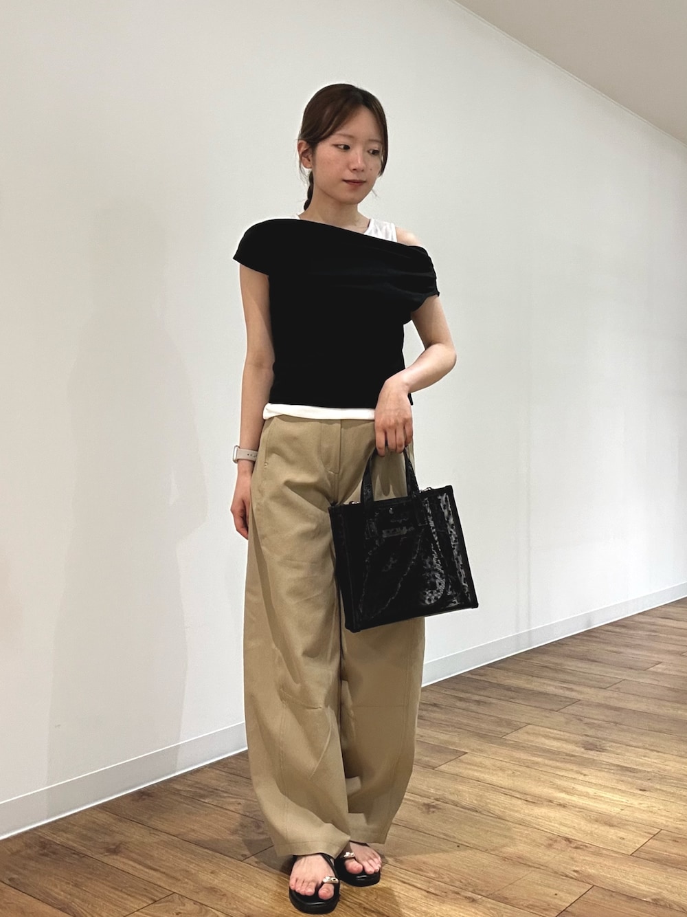 ブラック系のタンクトップ、ベージュ系のその他パンツ、ブラック系のサンダルを着用したレディースの夏コーディネートの1枚目の写真