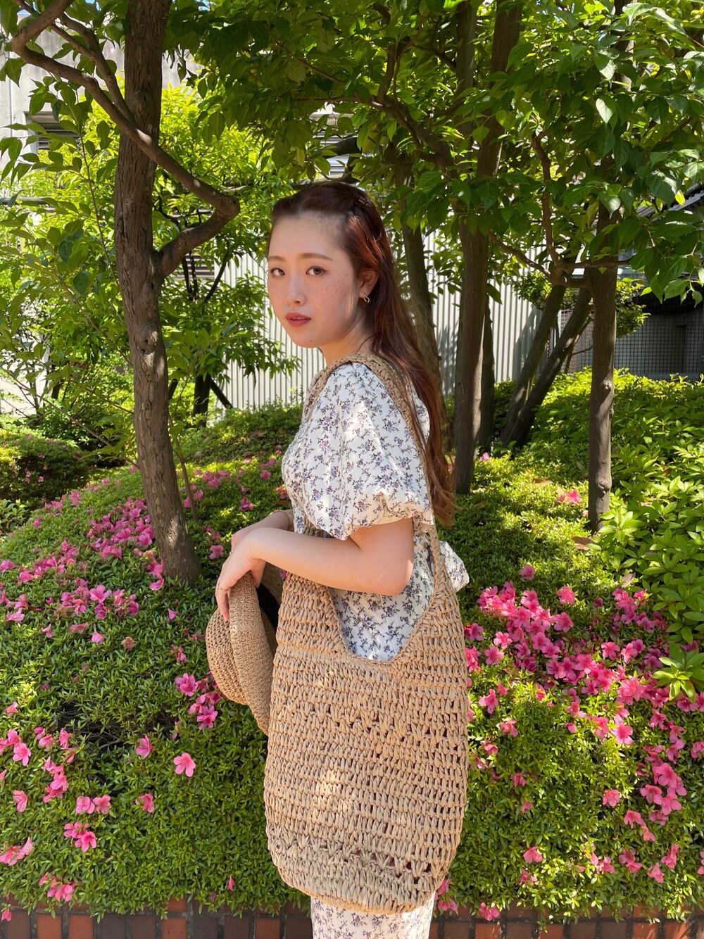 「初夏コーデ、ootd、カジュアル、花柄ワンピース、パフスリーブ、高身長女子、165cmコーデ、TINA:JOJUN、ペーパーハット、ペーパートート」｜「TINA：JOJUNのアイテム（ワンピース、ホワイト系）」を使った、leinaさん（レディース・165cm）の春コーディネートの1枚目の写真
