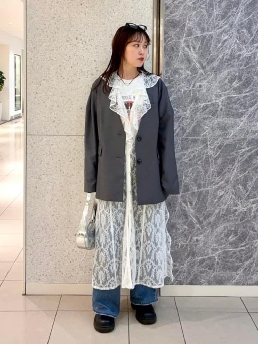 グレー系のノーカラージャケット、ホワイト系のワンピース、シルバー系のトートバッグを着用したレディースの春コーディネートの1枚目の写真