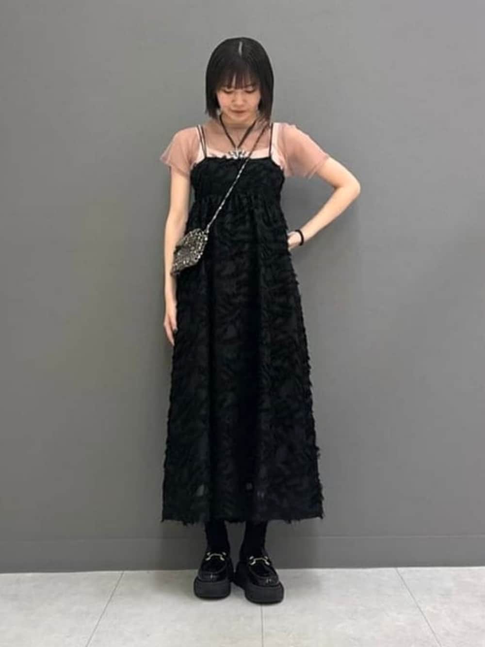 ブラック系のワンピース、ピンク系のTシャツ/カットソー、ブラック系のローファーを着用したレディースの春コーディネートの1枚目の写真