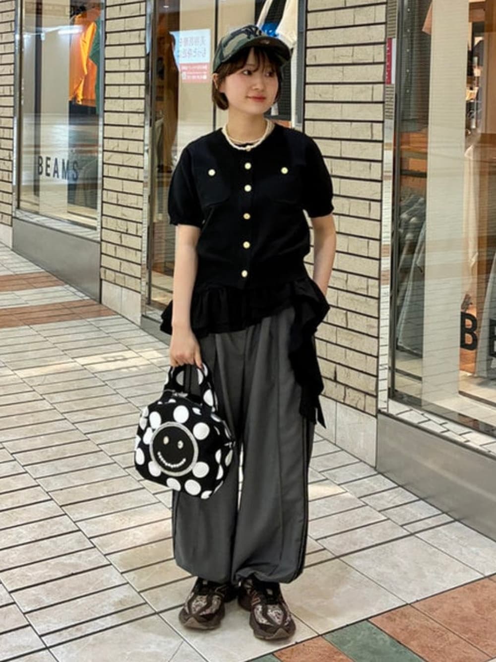 グレー系のその他パンツ、ブラック系のハンドバッグ、ブラック系のカーディガン/ボレロを着用したレディースの春コーディネートの1枚目の写真
