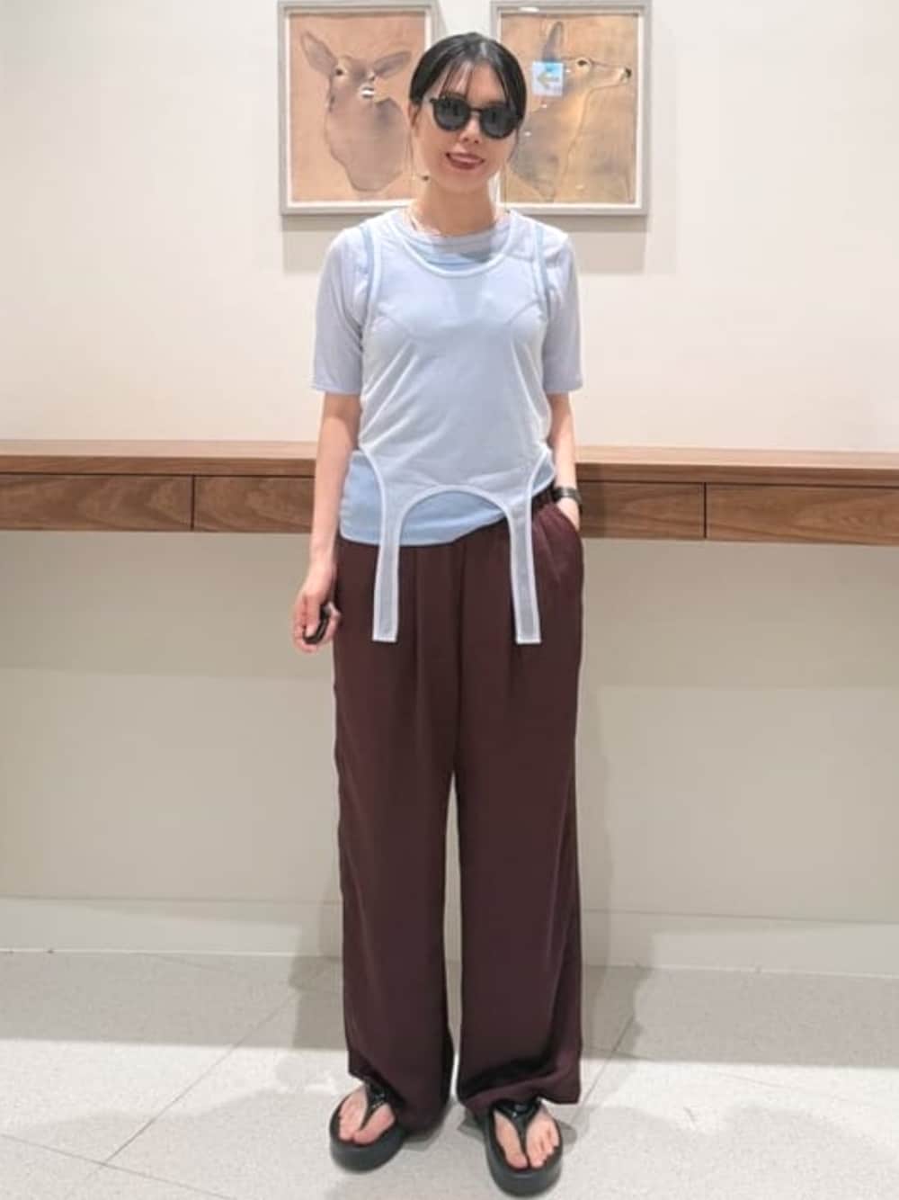 ブルー系のTシャツ/カットソー、ブラック系のサンダル、ブルー系のタンクトップを着用したレディースの夏コーディネートの1枚目の写真