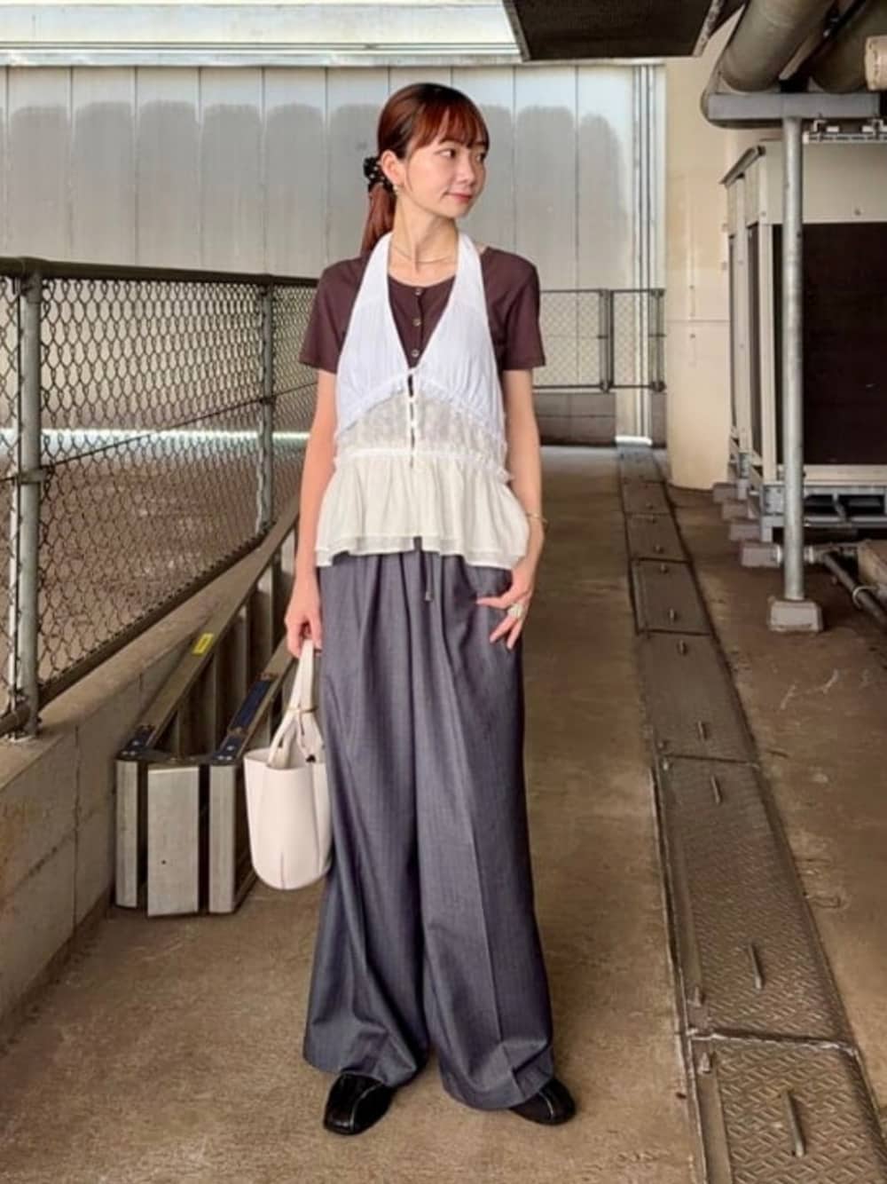 ブラウン系のTシャツ/カットソー、シルバー系のその他パンツ、シルバー系のバングル/リストバンドを着用したレディースの夏コーディネートの1枚目の写真