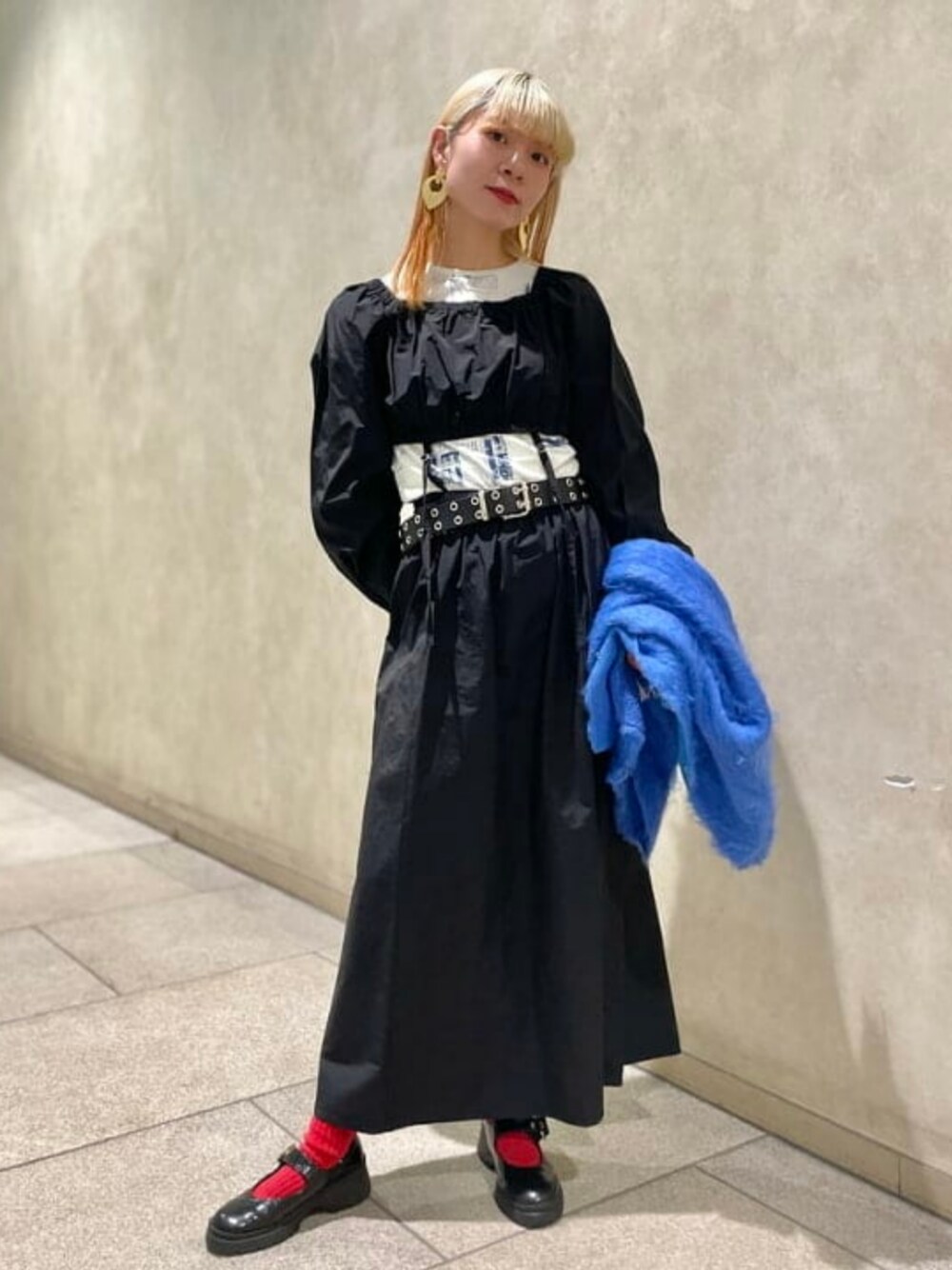 ブラック系のワンピース、ブルー系のTシャツ/カットソー、ブラック系のベルトを着用したレディースの冬コーディネートの1枚目の写真