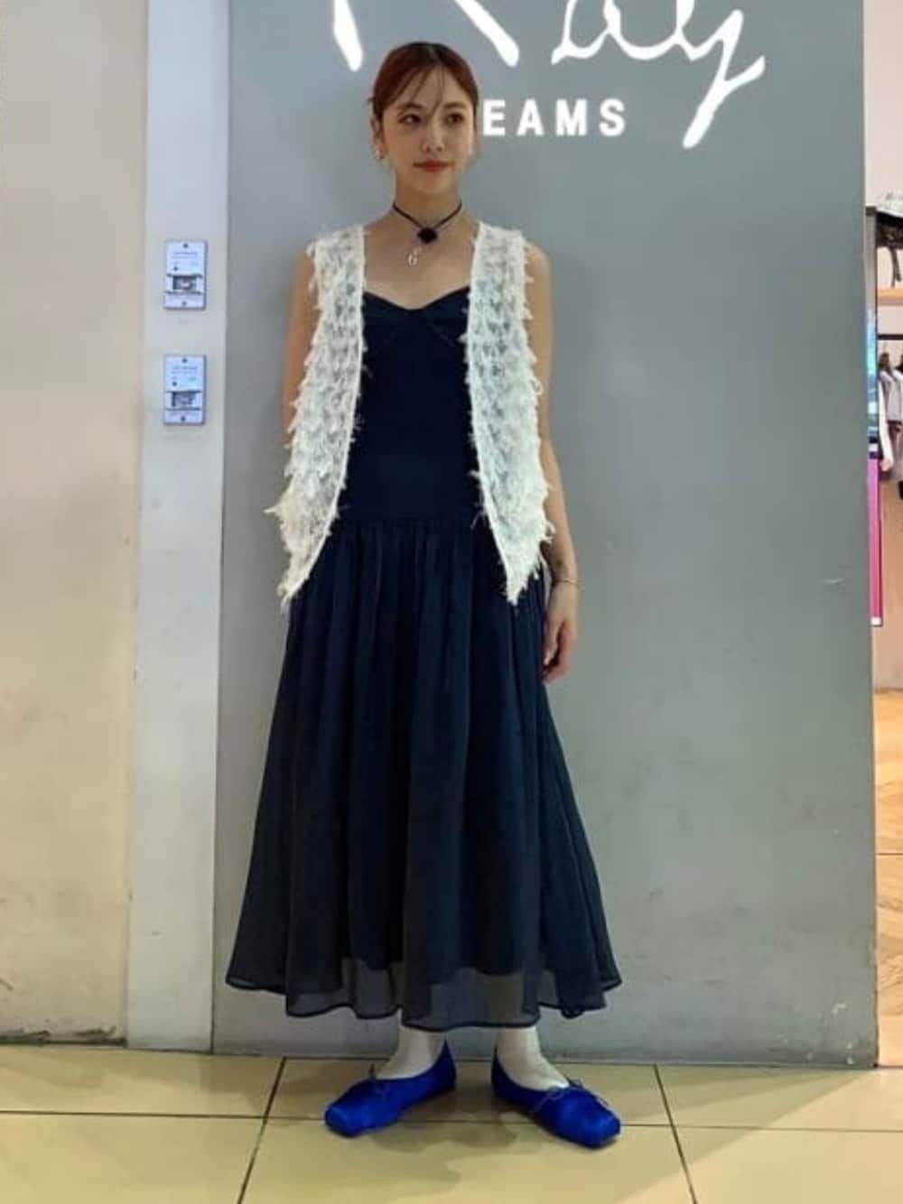 ホワイト系のシャツ/ブラウス、ブルー系のバレエシューズ、ピンク系のネックレスを着用したレディースの夏コーディネートの1枚目の写真