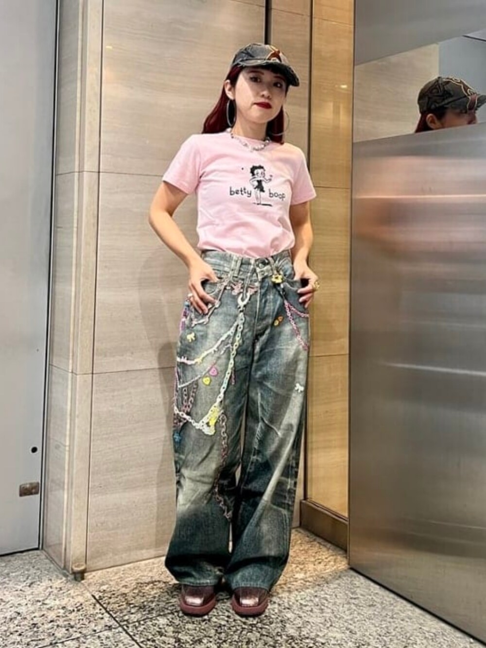 ピンク系のTシャツ/カットソーを着用したレディースの春コーディネートの1枚目の写真