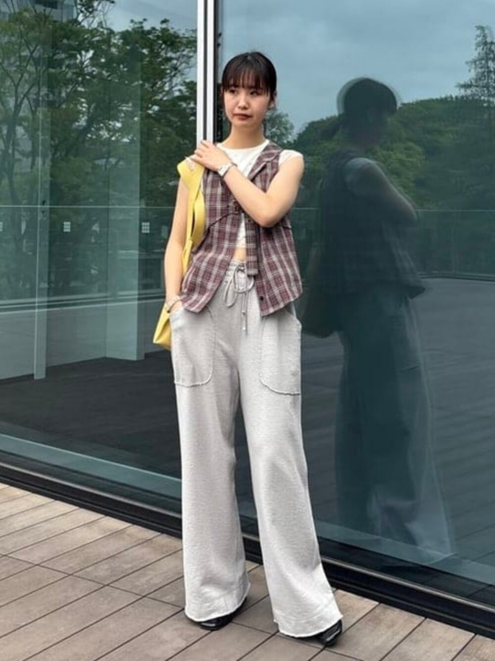 ベージュ系のトートバッグ、グレー系のスウェットパンツ、ブラウン系のシャツ/ブラウスを着用したレディースの春コーディネートの1枚目の写真