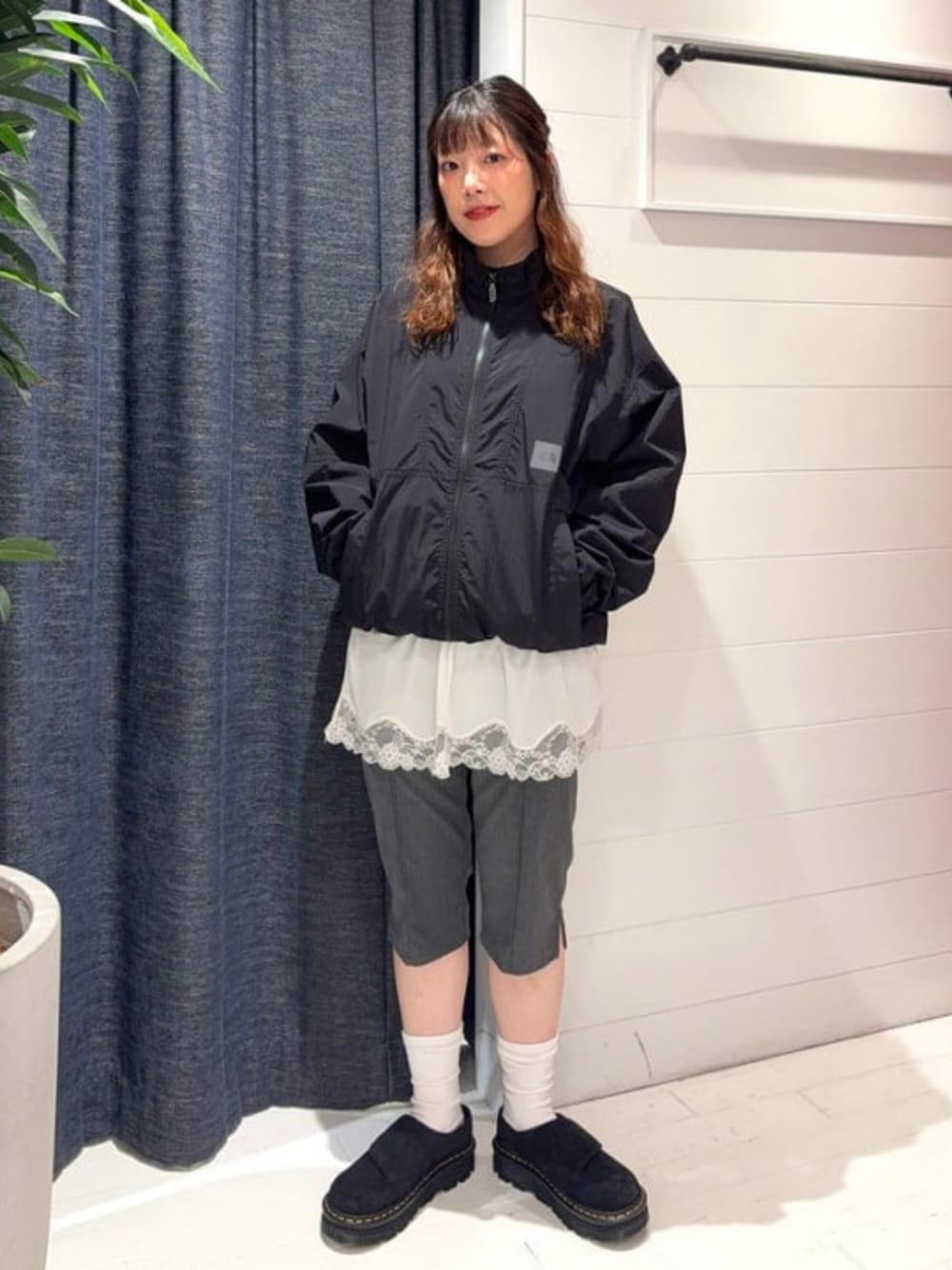 グレー系のその他パンツ、ブラック系のナイロンジャケットを着用したレディースの秋コーディネートの1枚目の写真