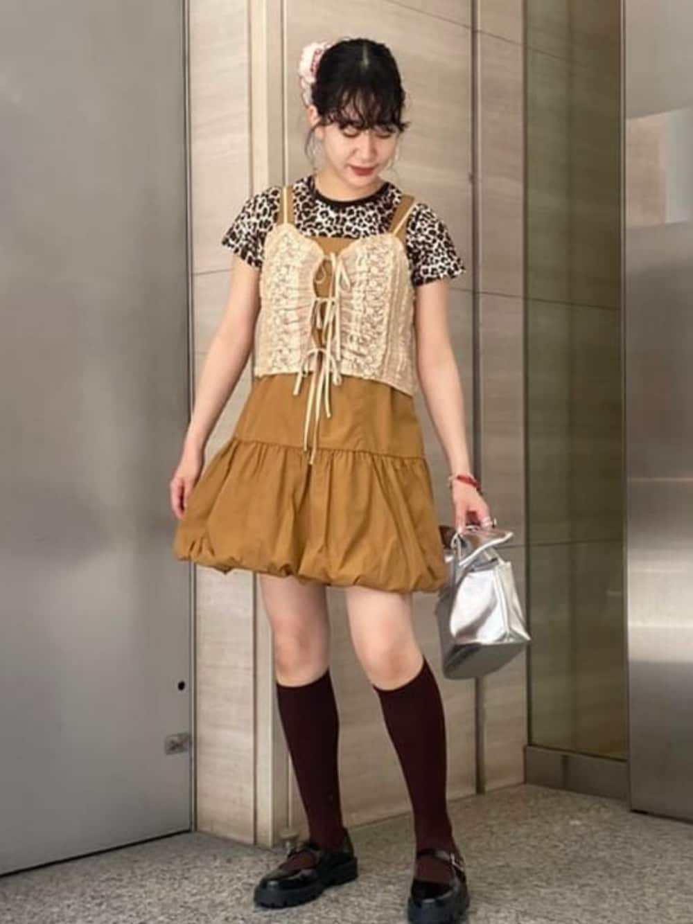 ベージュ系のTシャツ/カットソー、ベージュ系のシャツ/ブラウス、ブラウン系のワンピースを着用したレディースの夏コーディネートの1枚目の写真