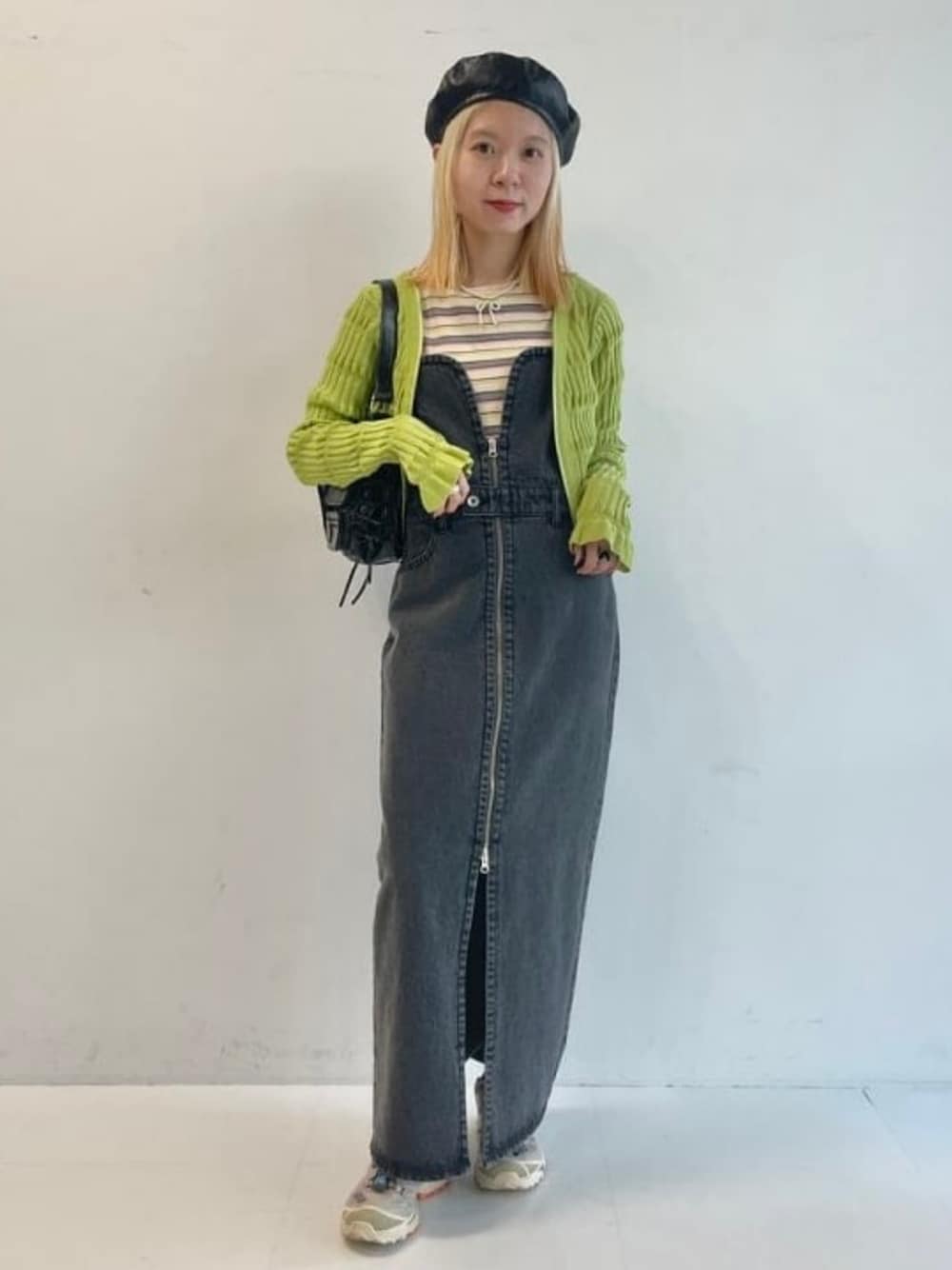 ベージュ系のニット/セーター、ブラック系のトートバッグ、ブラック系のワンピースを着用したレディースの夏コーディネートの1枚目の写真
