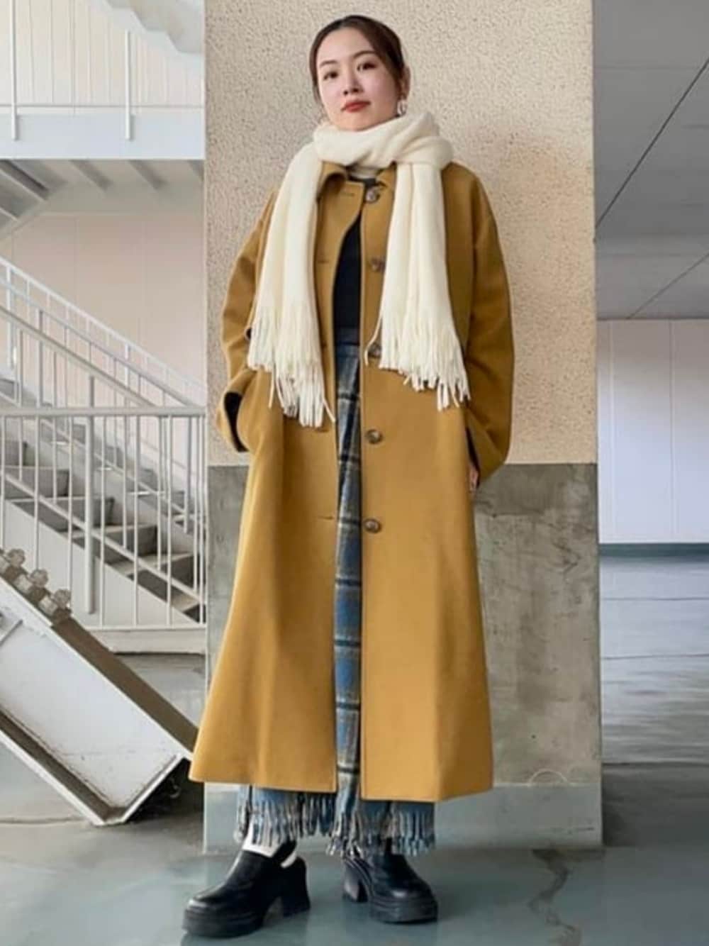 ブラック系のその他シューズ、ブルー系のスカート、ブラウン系のステンカラーコートを着用したレディースの秋コーディネートの1枚目の写真