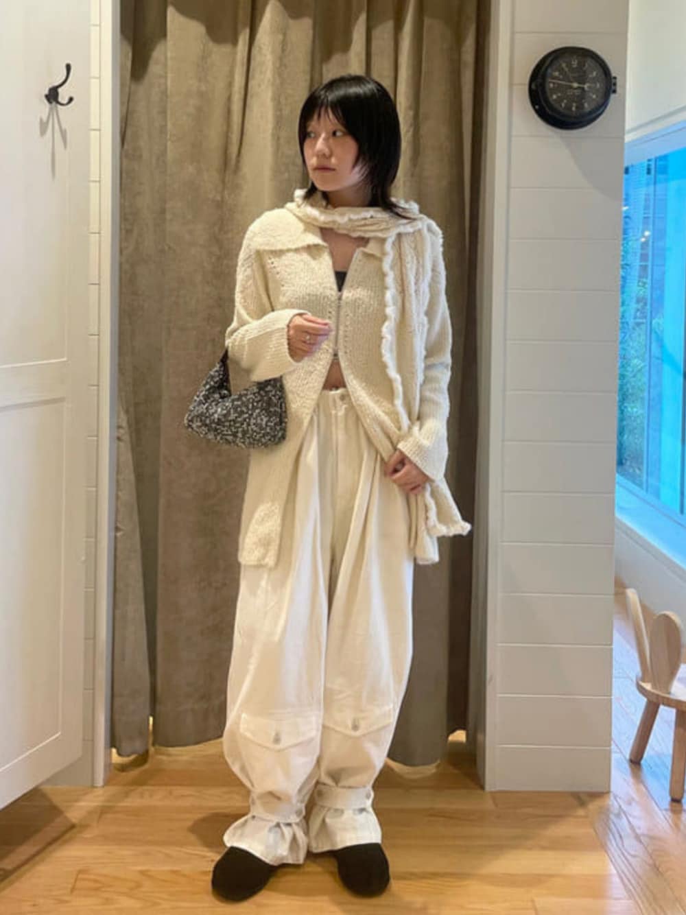 ホワイト系のワンピース、ベージュ系のその他パンツ、ブラック系のスリッポンを着用したレディースの秋コーディネートの1枚目の写真